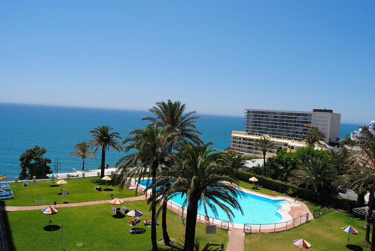 La Roca communal pool, gardens and Mediterranean coastline