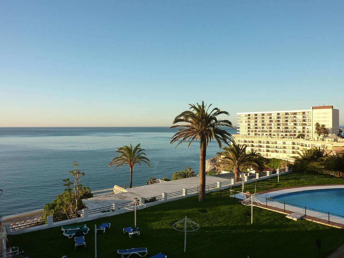 Pool terrace and sea